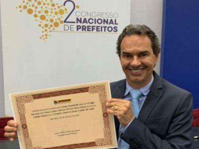 Prefeito ganha pr&ecirc;mio por projeto que usa tecnologia para conectar cidad&atilde;o