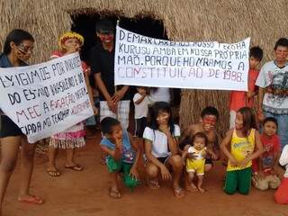 Crianças na comunidade indígena Kurussu Ambá, em Coronel Sapucaia (Foto: Divulgação/Cimi)