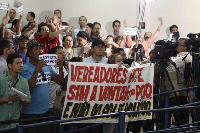 Manifestantes pressionam contra volta da sess&atilde;o aos gritos de &quot;encerra&quot;