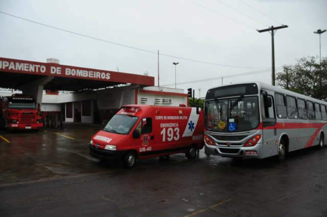  &Ocirc;nibus desvia rota para levar passageiro com mal s&uacute;bito at&eacute; bombeiros
