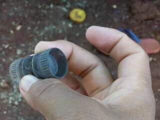 Índio mostra cartucho deflagrado de munição não letal, usada por seguranças de sitiantes (Foto: Direto das Ruas)