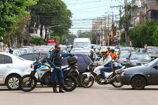 Polícia Militar controla trânsito na avenida Afonso Pena. (Foto: André Bittar)