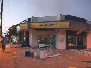 Agência do Banco do Brasil ficou destruída. (Foto: PC de Souza/ Edição de Notícias)