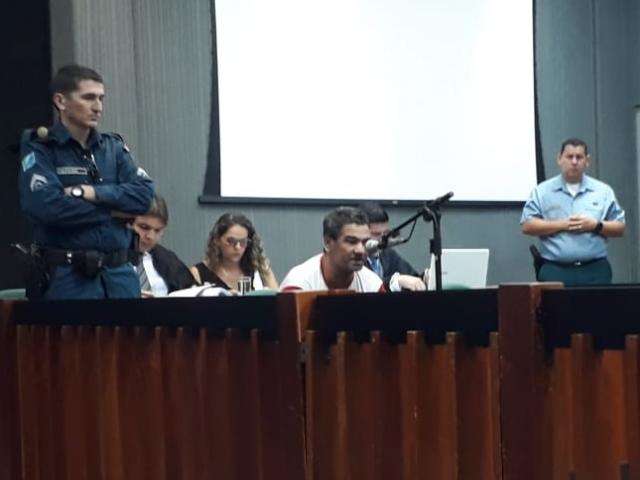 Em meio a j&uacute;ri, Nando se descontrola e juiz manda de volta a pres&iacute;dio