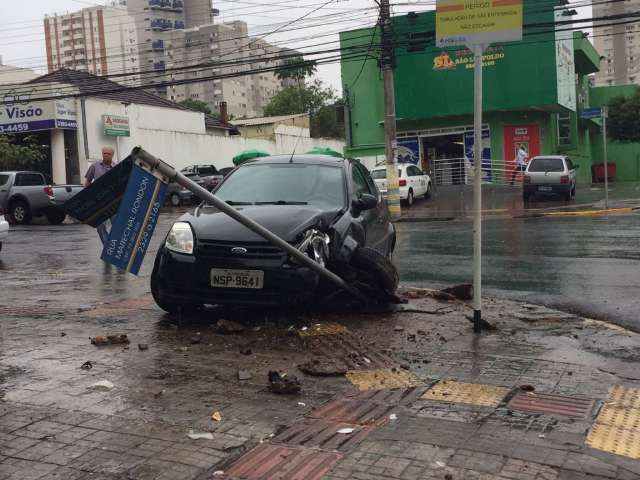 Carro vai parar na cal&ccedil;ada em acidente, que fecha meia pista de rua central 