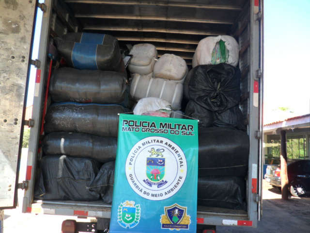  PMA apreende caminh&atilde;o-ba&uacute; com 7 toneladas de roupas contrabandeadas
