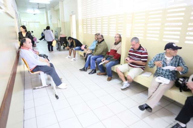 Posto define lista de priorit&aacute;rios e revolta pacientes na fila h&aacute; 3 horas
