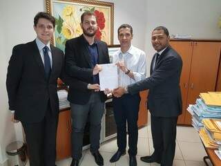 Procurador do município (de branco) recebeu os integrantes da Associação. (Foto: Divulgação)