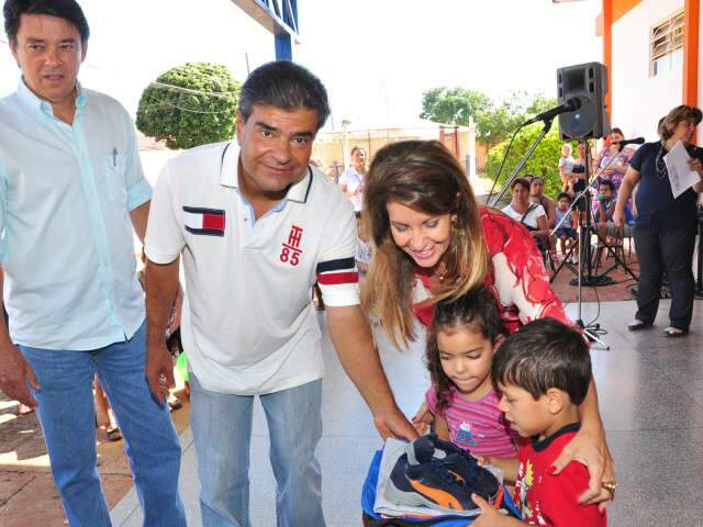  Prefeito entrega mais kits escolares e apresenta projeto da Orla Ferrovi&aacute;ria