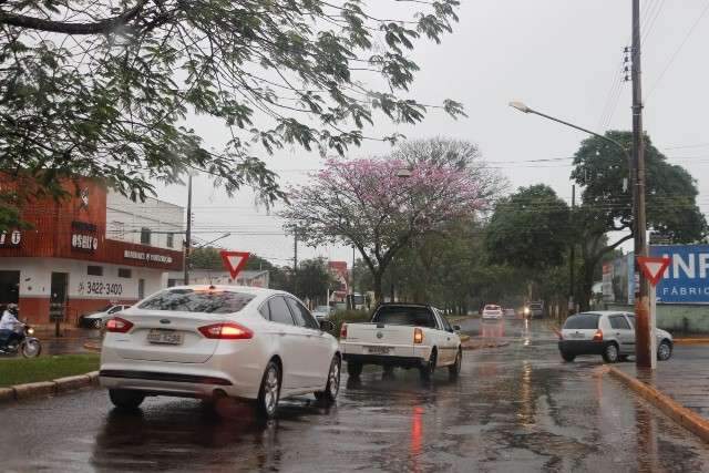 Volta a chover ap&oacute;s um m&ecirc;s de estiagem e temperatura cai para 13 graus