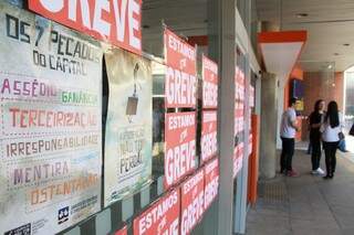 Agências amanheceram repletas de cartazes anunciando a greve dos bancários. (Foto:Marcos Ermínio)