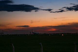 Registro do pôr do sol visto do aeroporto de Campo Grande, um dos pontos mais visitados na cidade. (Foto: Paulo Francis)