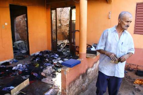 Moradores queimam casa após polícia liberar acusados de matar jovem