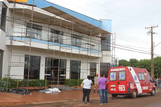 Pintor cai de pr&eacute;dio de 6 metros enquanto trabalhava e morre na hora