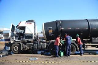 Com a colisão, o tanque de combustível rompeu e vazou na pista (Foto: Fernando Antunes)