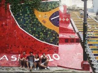 Lucas (à esquerda), com novos amigos em uma tarde de turista no Rio de Janeiro. (Foto: Arquivo Pessoal)