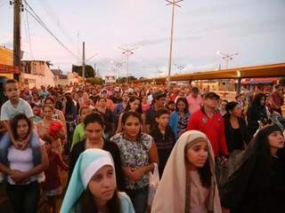 Público presente na Via Sacra acaba, de forma indireta, também participando da encenação (Foto: Marcos Ermínio)