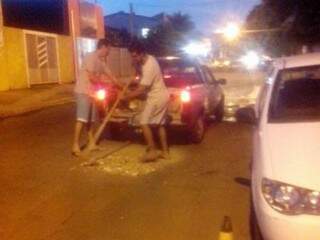 Moradores resolveram tampar os buracos por conta própria (Foto: Direto das Ruas)