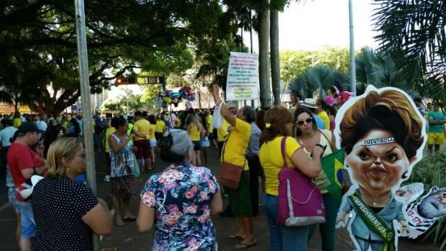 Concentra&ccedil;&atilde;o de protesto come&ccedil;a com participa&ccedil;&atilde;o de fam&iacute;lias e caravanas 