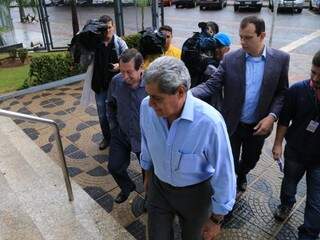 Ex-governador do Estado, André Puccinelli (PMDB), ao chegar na sede da Polícia Federal, em Campo Grande. (Foto: Marcos Ermínio)
