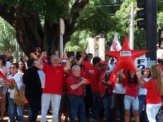 Zeca e Biffi, ao centro, em protesto defendendo Lula, na manhã deste sábado, em Campo Grande (Foto: Antonio Marques)