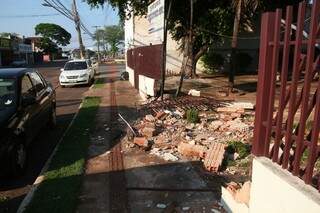 Muro foi destruído por carro nesta madrugada. (Foto: Marcos Ermínio)