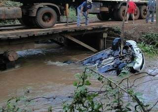 Veículo estava submerso e foi localizado embaixo da ponte no rio Bopei, em Caarapó. (Foto: Wilson Amorim/ Alô Caarapó)