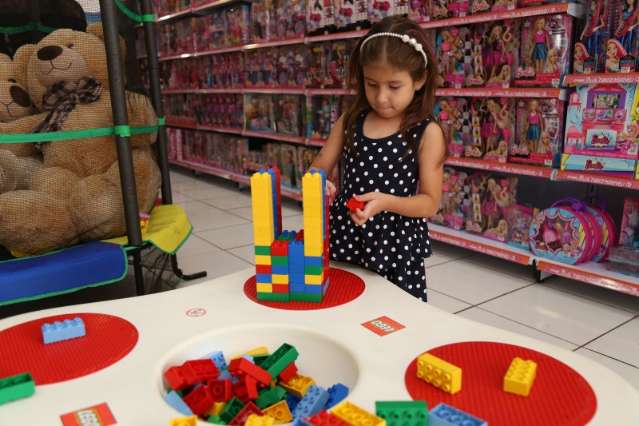 Loja cria encontros para troca de figurinhas entre os apaixonados por lego