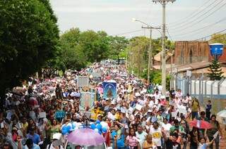 Cerca de 20 mil devotos lotaram ruas da região sul de Campo Grande (Foto: Rodrigo Pazinato)
