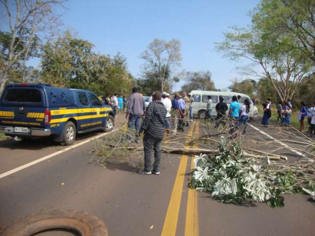 &Iacute;ndio &eacute; baleado em bloqueio na BR-262 e terenas acusam fazendeiro 