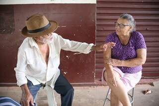 Com ajuda da esposa, ele narra as memórias desde o tempo de Pernambuco.  (Foto: Paulo Francis)