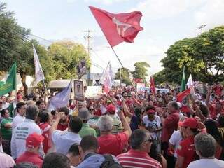 Protesto em favor de petistas nos arredores da TV Morena, nesta tarde de sexta (Foto: Alan Nantes)