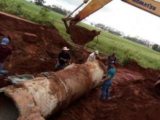 Tubos estão sendo colocados para desviar mina na MS-386 (Foto: Divulgação/Defesa Civil)