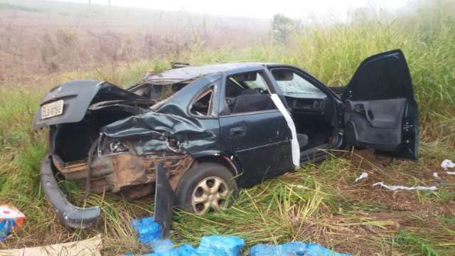 Com neblina, carro lotado de isqueiro do Paraguai bate em carreta e pega fogo