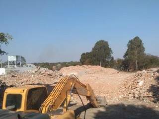 Obras de demolição da sede de antigo laticínio localizado na Vila Jacy tiveram início na quarta-feira da semana passada...