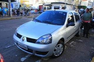 Idosa de 60 anos foi atropelada por Renault Clio. (Foto: Marina Pacheco)