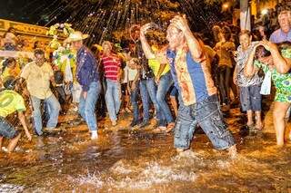 Festa de São João de Corumbá tem a tradição de banhar o andor nas águas do Rio Paraguai (Foto: Fernando Antunes)