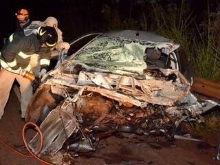 Chevrolet Onix ficou completamente destruído após colisão frontal com caminhonete da PMA. (Foto: Siliga News)