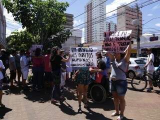 Manifestantes contra a internação compulsória no Centro de Campo Grande, no dia 23 de fevereiro. (Foto: Kísie Ainoã/Arquivo).