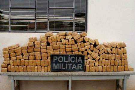  Traficante abandona Fiat Uno com 161 quilos de maconha em Navira&iacute;