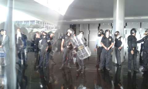 Contra reforma da Previdência, policiais invadem a Câmara dos Deputados