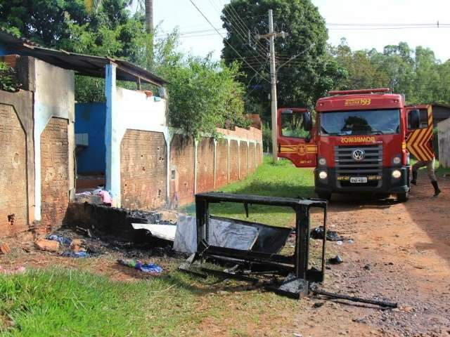 Bombeiros s&atilde;o chamados para apagar inc&ecirc;ndio e socorrem homem esfaqueado