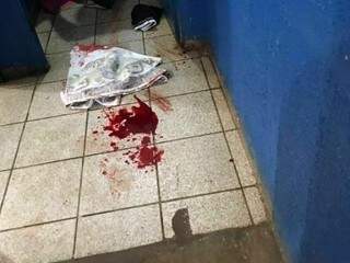 Marcas de sangue pelo chão da escola após o diretor ter sido esfaqueado. (Foto: Reprodução) 
