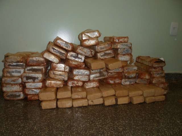 Ao avistar barreira policial, homem abandona moto com 70 kg de maconha 