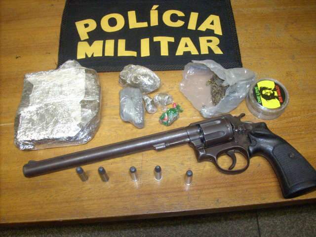  Festa com droga, arma e &aacute;lcool termina com quatro pessoas presas