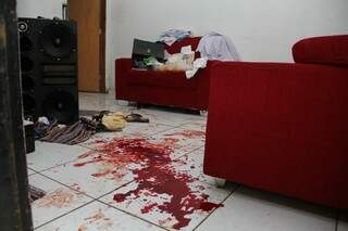 Rastro de sangue dentro da casa onde bandido atirou em dono de comércio (Foto: Marcos Ermínio)