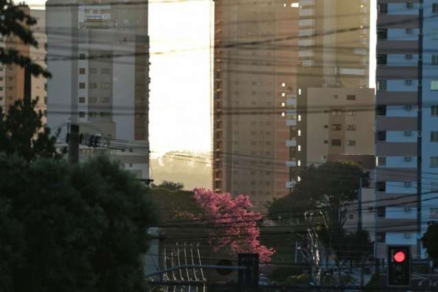 Quarta-feira com previsão de tempo quente, seco e possibilidade de chuvas em MS