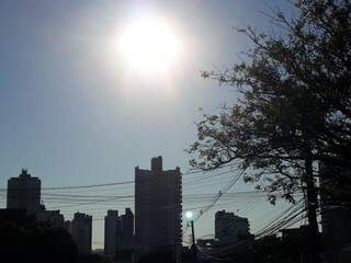 Sol brilha forte nas primeiras horas do dia na capital sul-mato-grossense (Foto: Geisy Garnes) 
