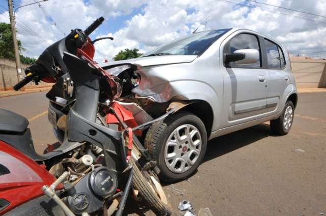 Ao sair de condom&iacute;nio, carro colide com moto e mulher fica ferida
