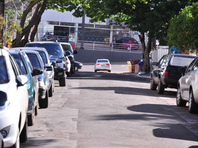 Para n&atilde;o pagar estacionamento, clientes de shopping lotam rua de carro
